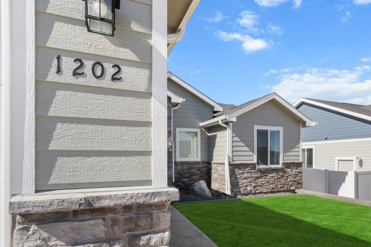 1202 Phipps Ave - Photo 2 of 20