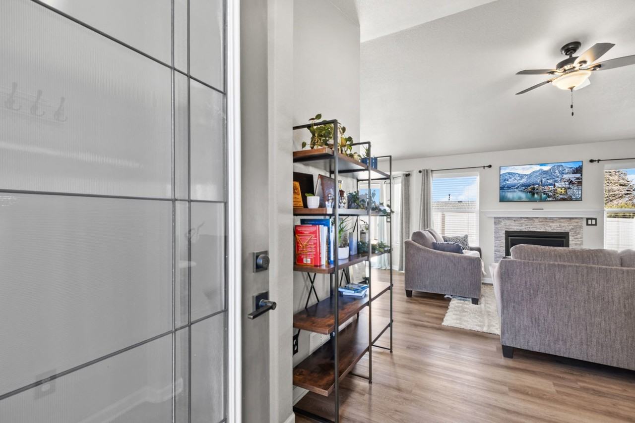 1202 Phipps Ave - Photo 3 of 20