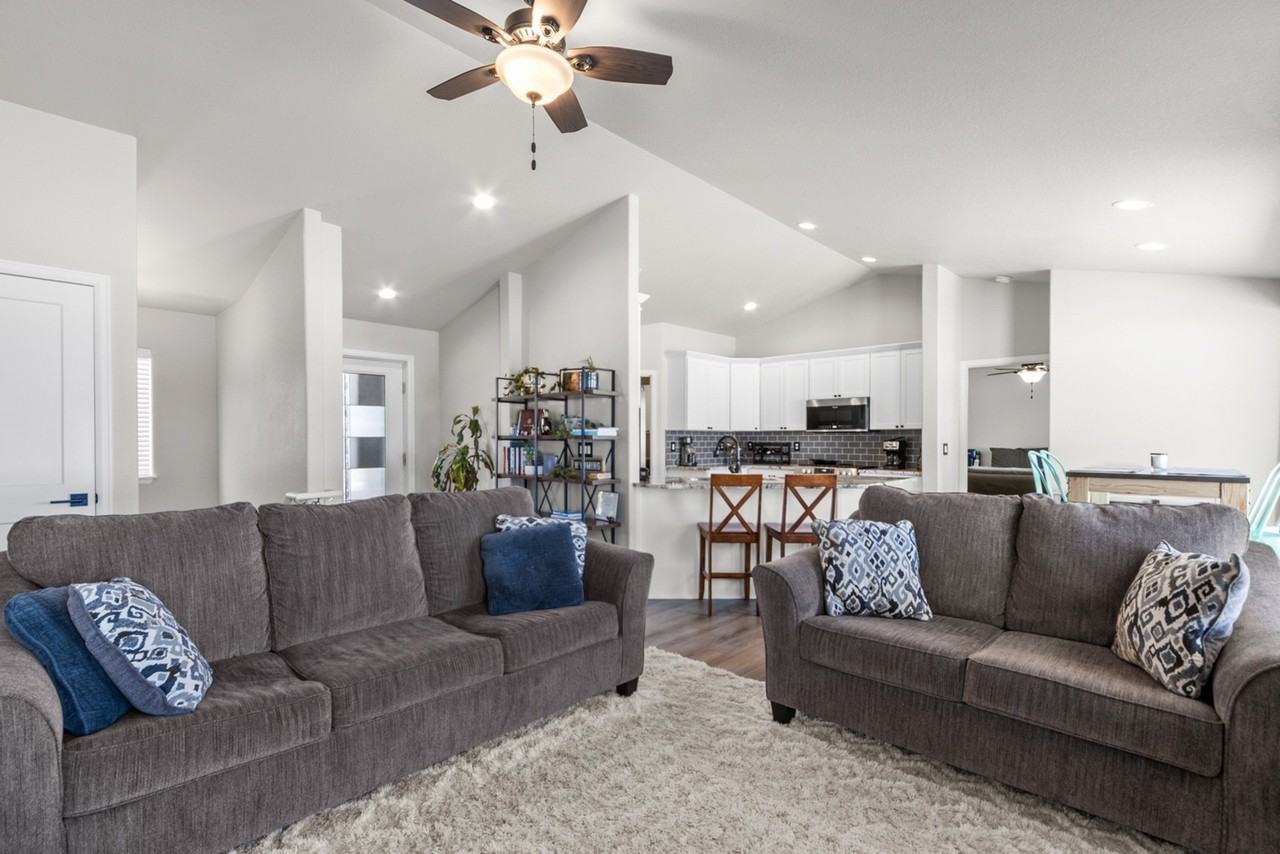 1202 Phipps Ave - Photo 6 of 20