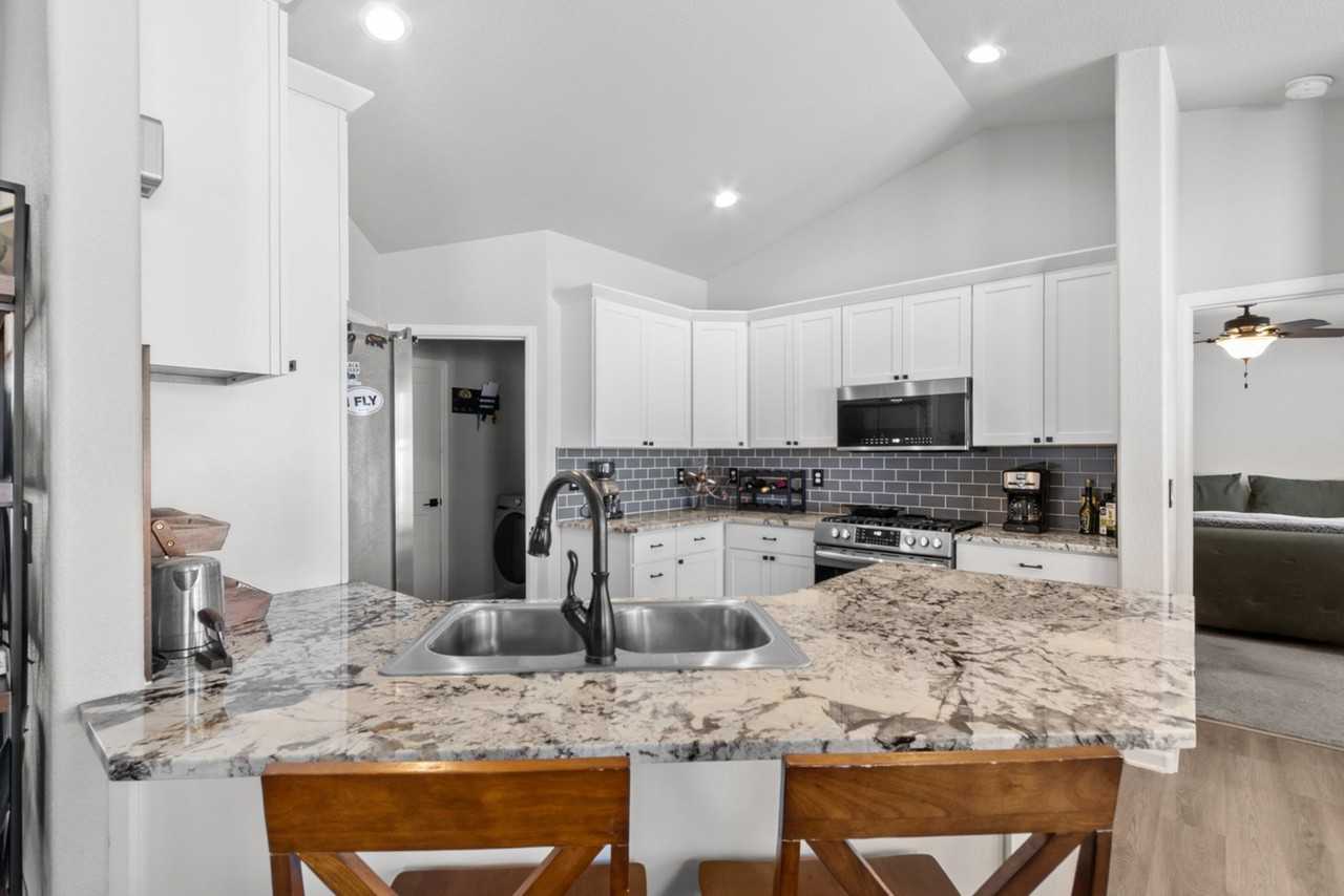 1202 Phipps Ave - Photo 7 of 20