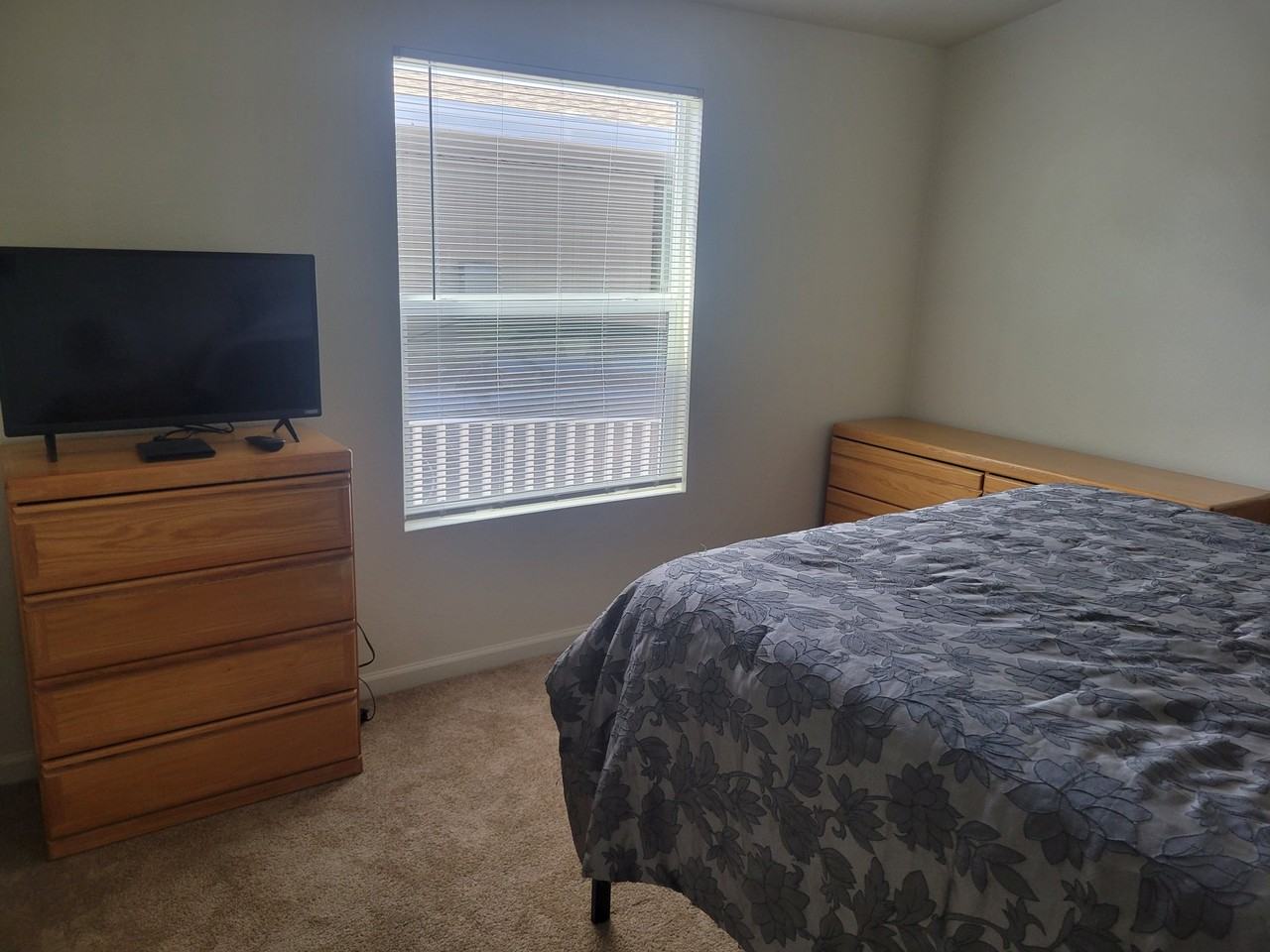 880 Montecito Dr - Photo 2 of 3
