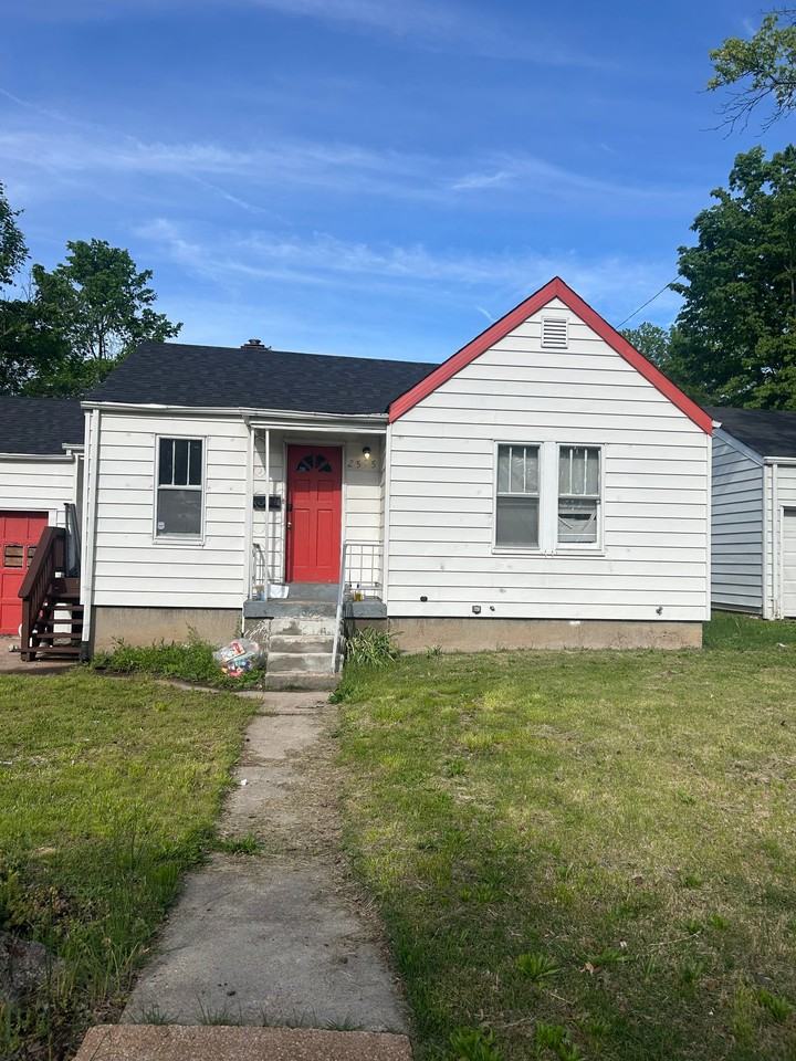 2525 Tyrell Dr - Photo 2 of 20