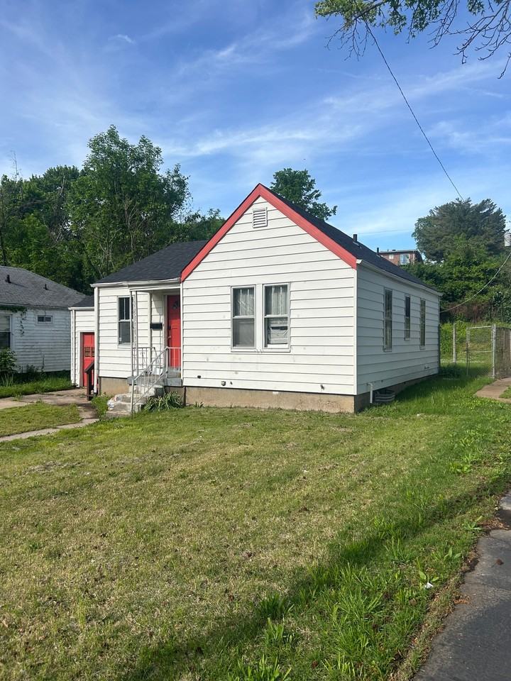 2525 Tyrell Dr - Photo 3 of 20