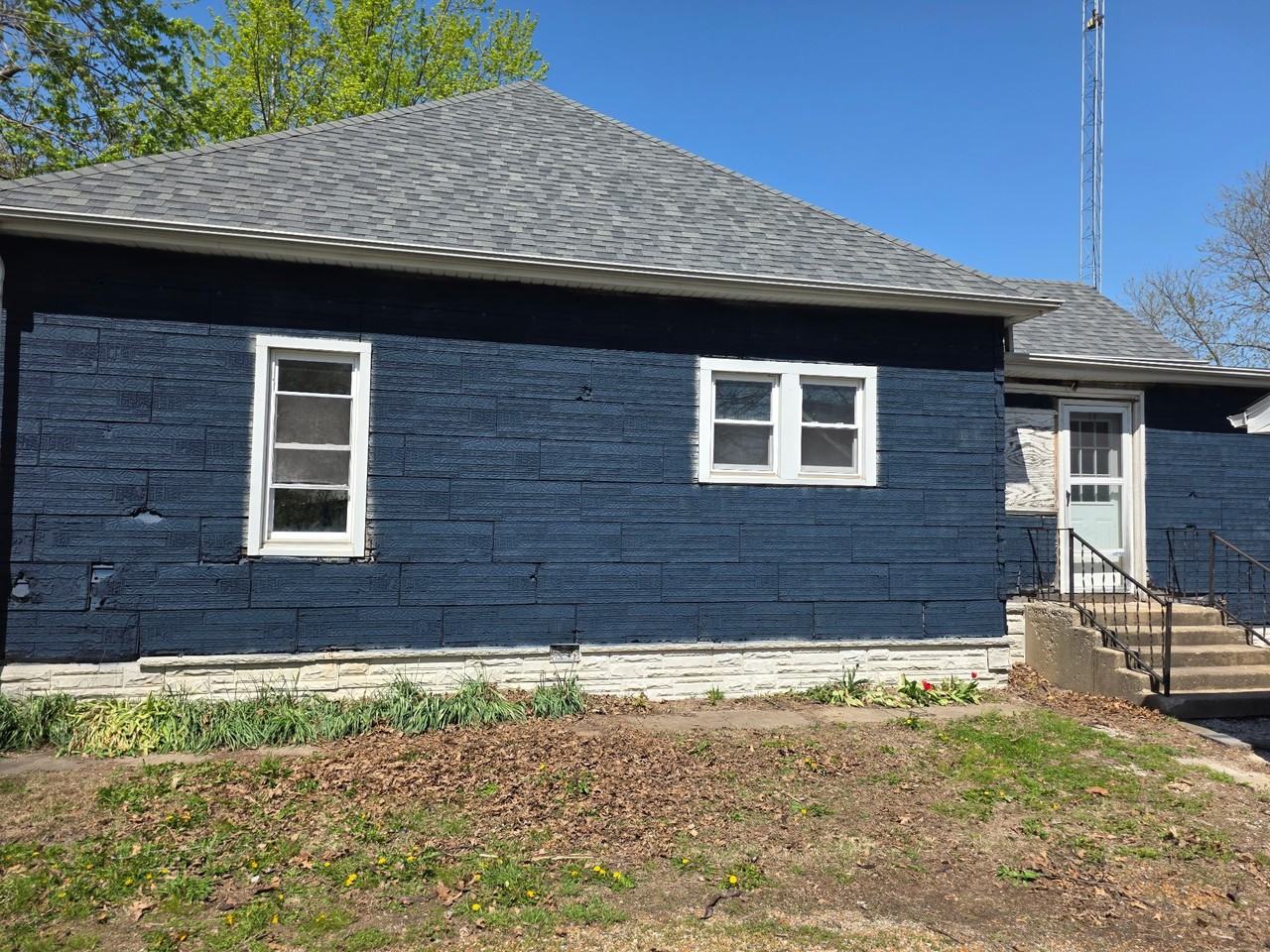 207 N 1st St - Photo 2 of 9