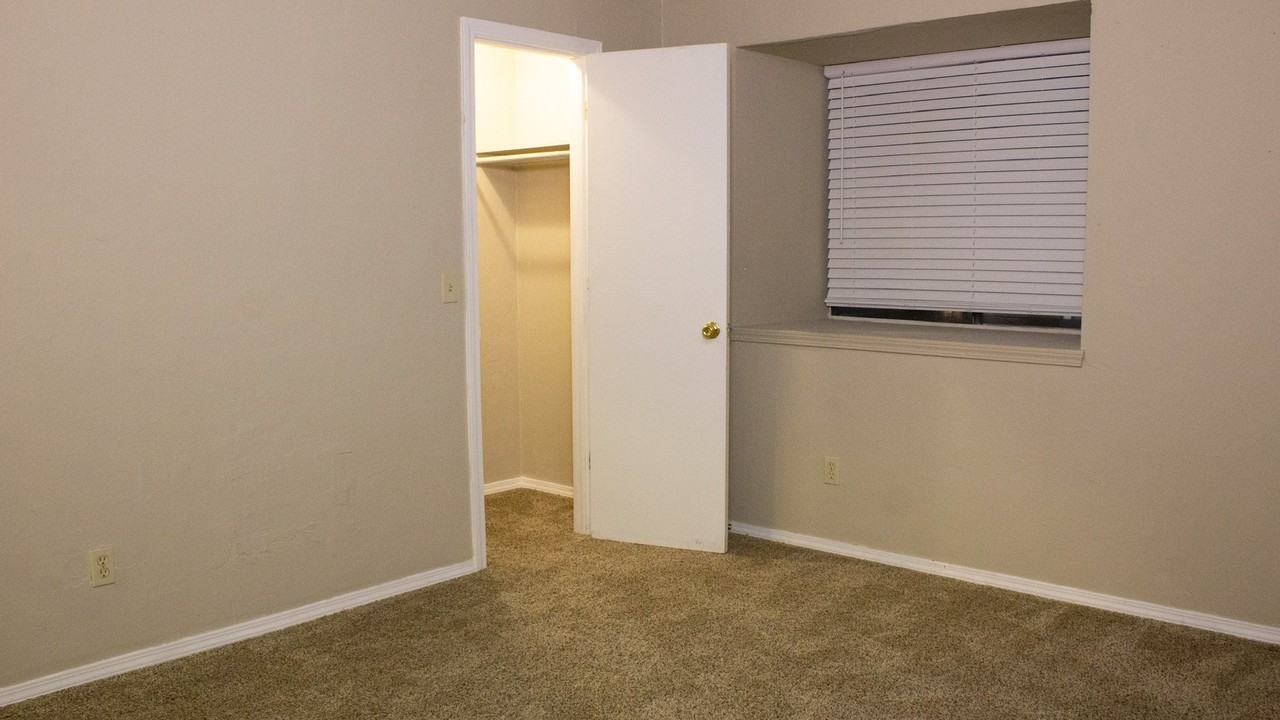 1329 Eastgate Dr - Photo 6 of 17