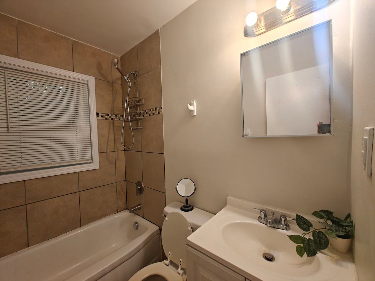 2217 Custer St #1 - Photo 5 of 13