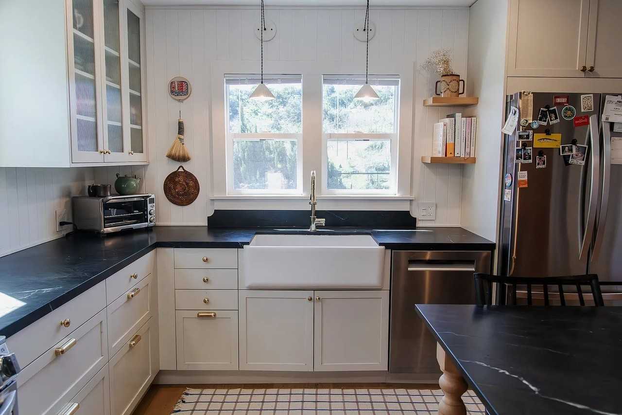 647 Academy Rd - Photo 3 of 17