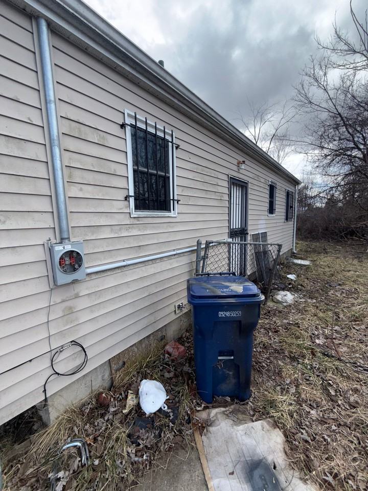 3221 Burgess St - Photo 6 of 20