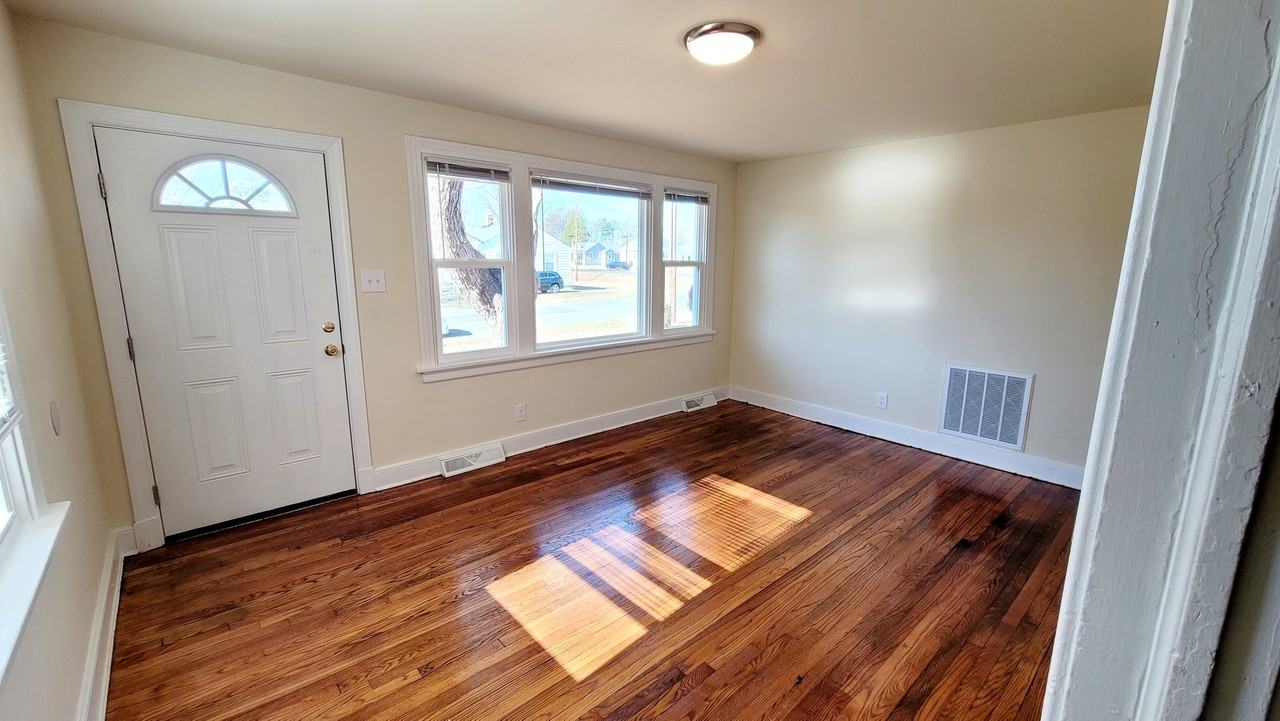 3811 Larry St - Photo 3 of 12