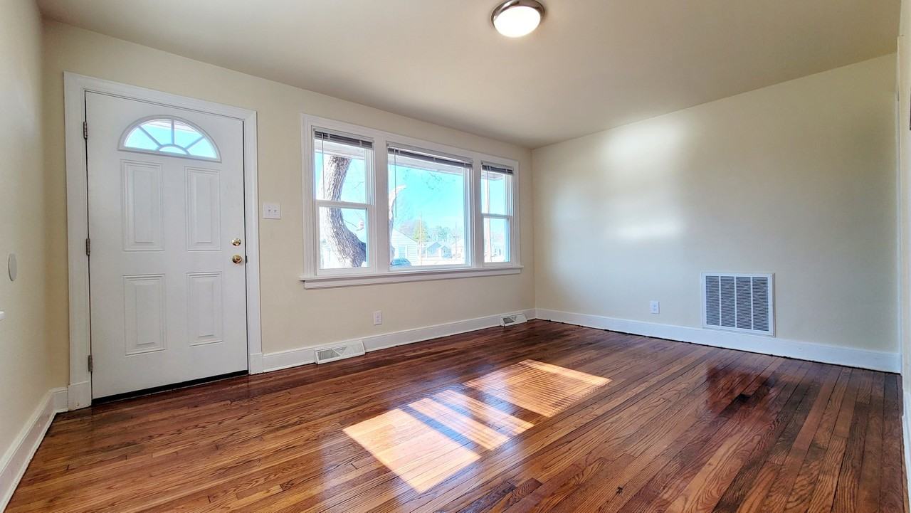 3811 Larry St - Photo 4 of 12