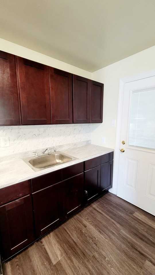 3811 Larry St - Photo 5 of 12