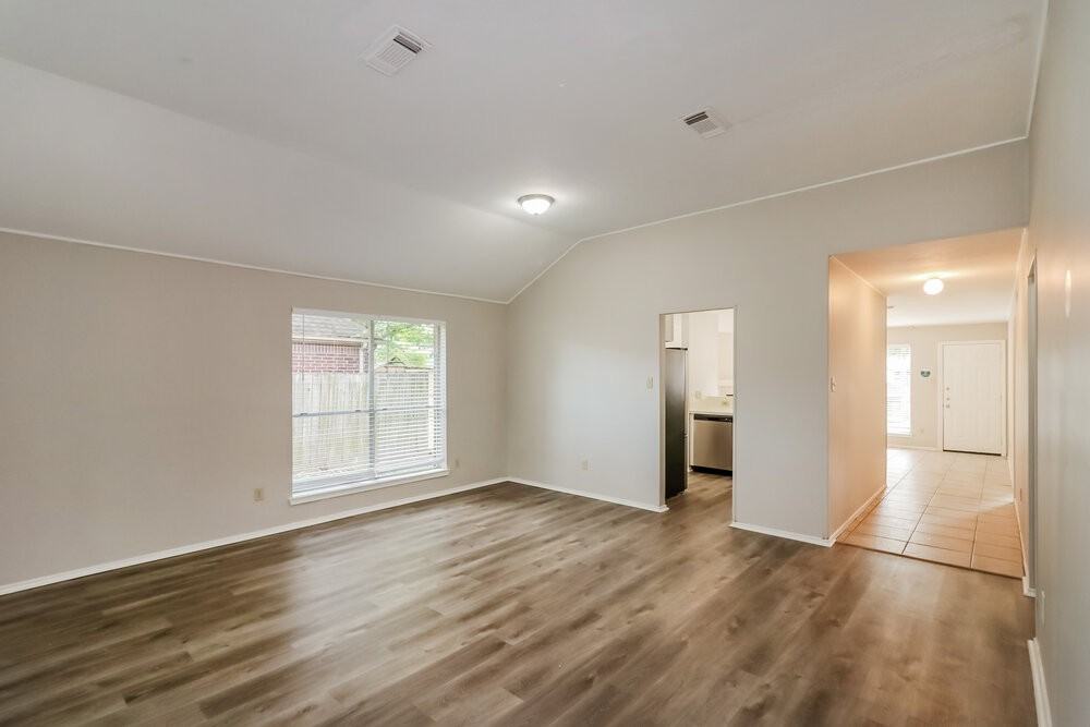 1034 Canterbury Dr - Photo 7 of 21