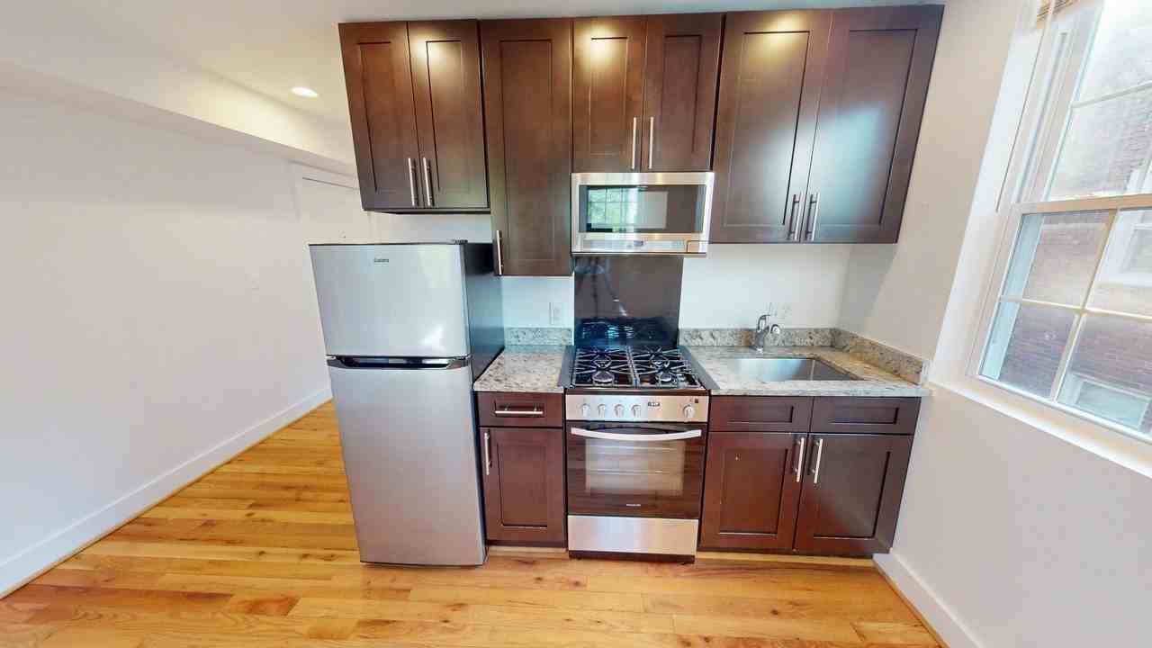 4255 Eads St Ne #4 - Photo 5 of 15