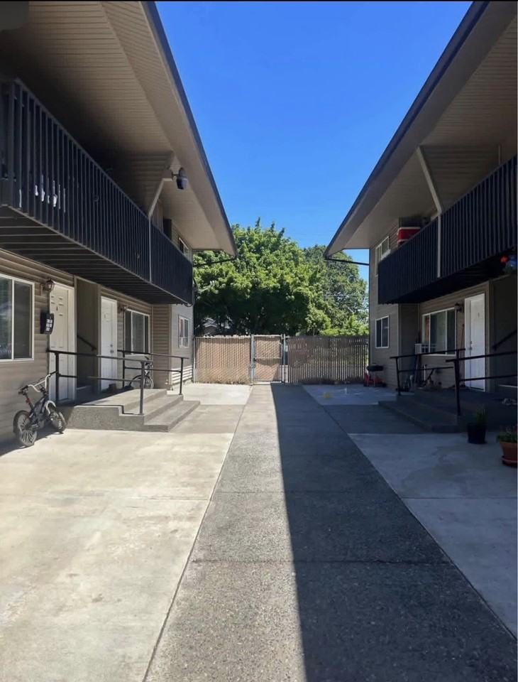 11111 Ne 48th Cir #D - Photo 3 of 16