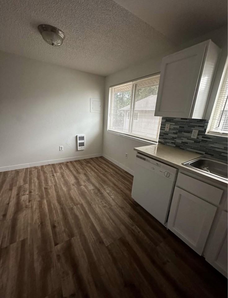 11111 Ne 48th Cir #D - Photo 4 of 16