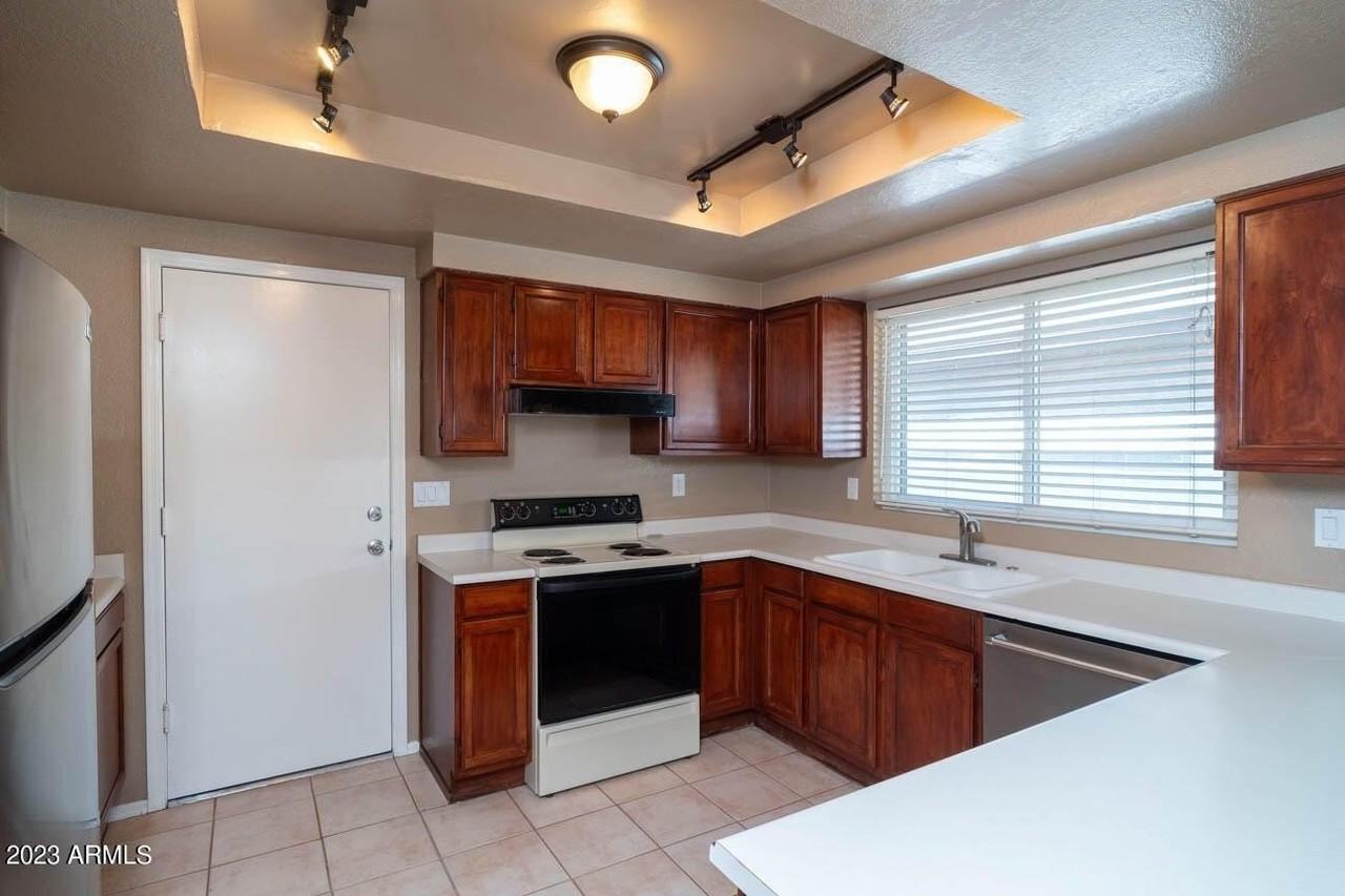 19601 N 43rd Dr - Photo 5 of 12