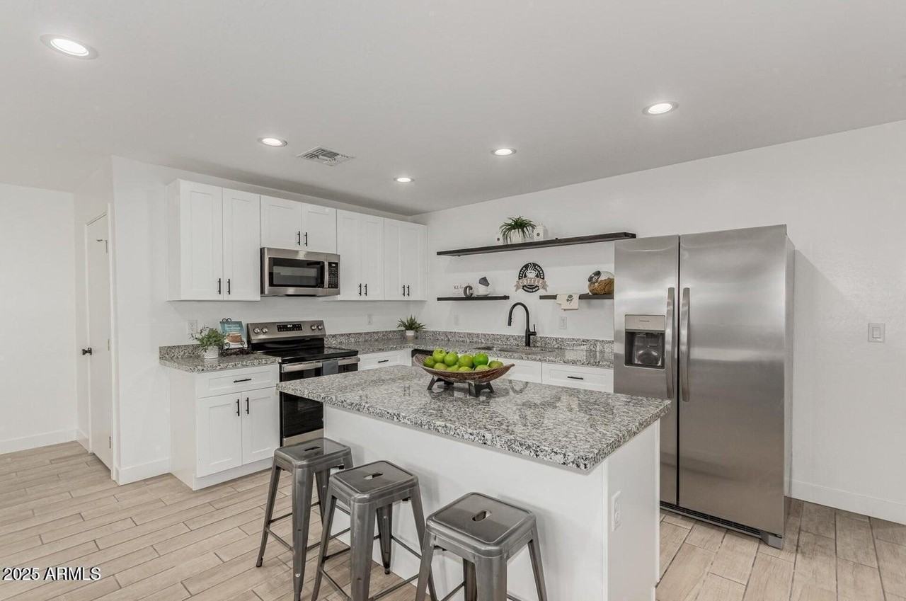 3153 W Sweetwater Ave - Photo 3 of 19