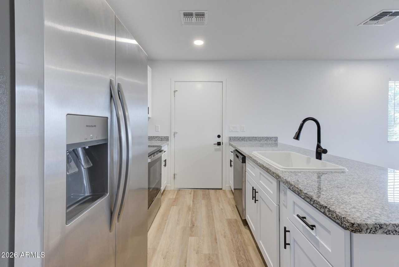 3153 W Sweetwater Ave - Photo 4 of 19