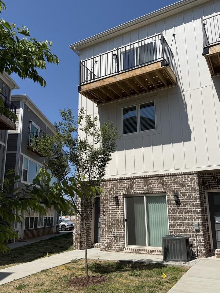 959 Montague Pl - Photo 2 of 32