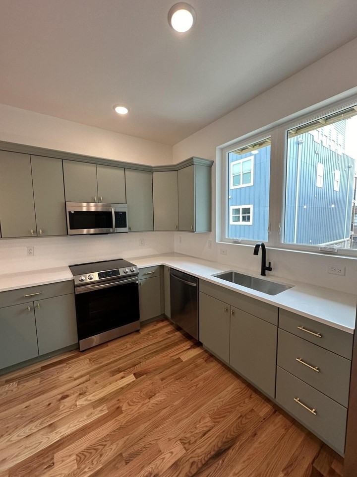 959 Montague Pl - Photo 4 of 32