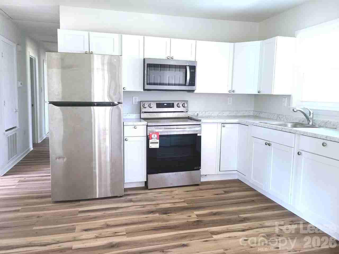 711 E John St - Photo 2 of 14