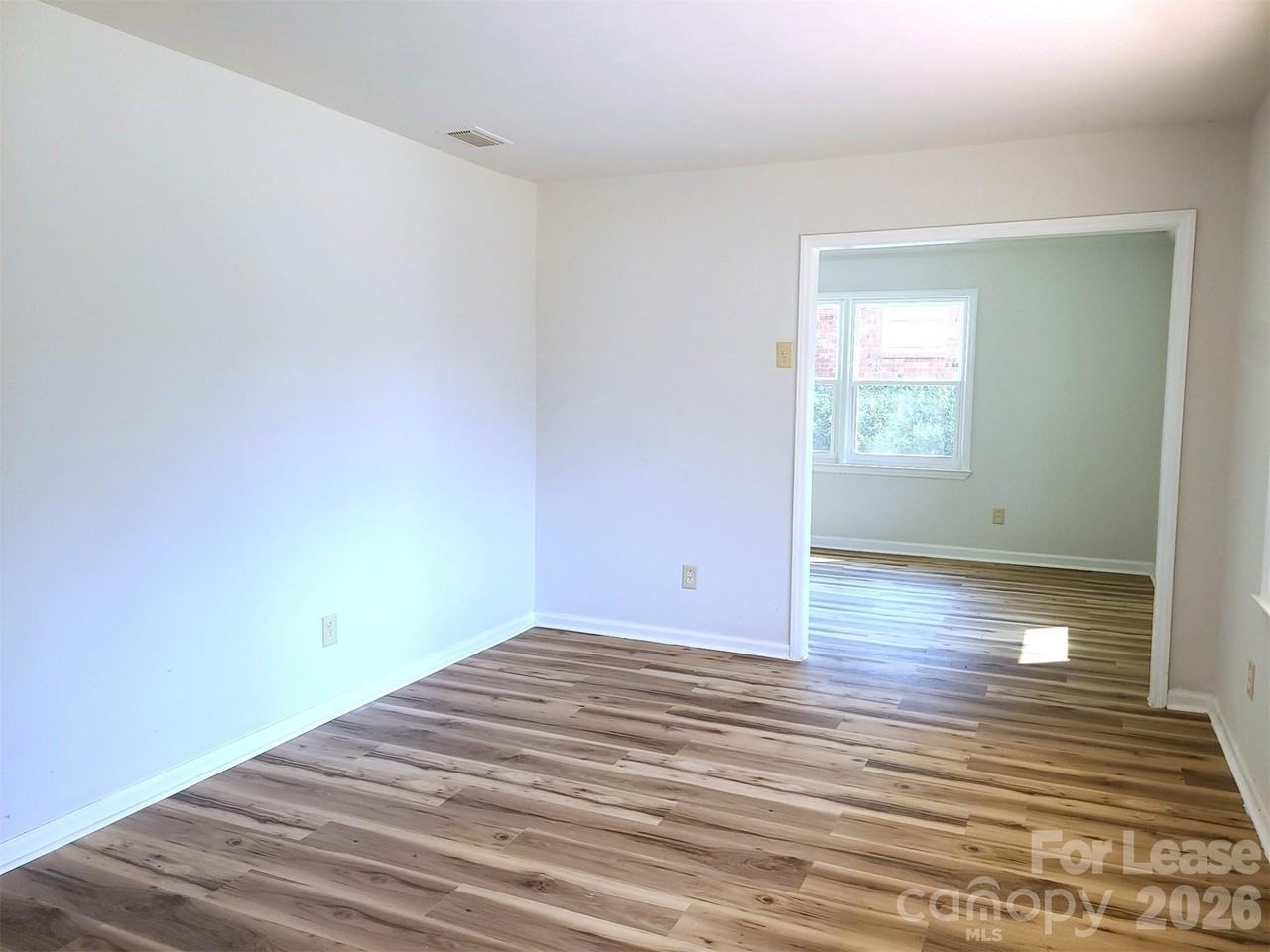 711 E John St - Photo 4 of 14