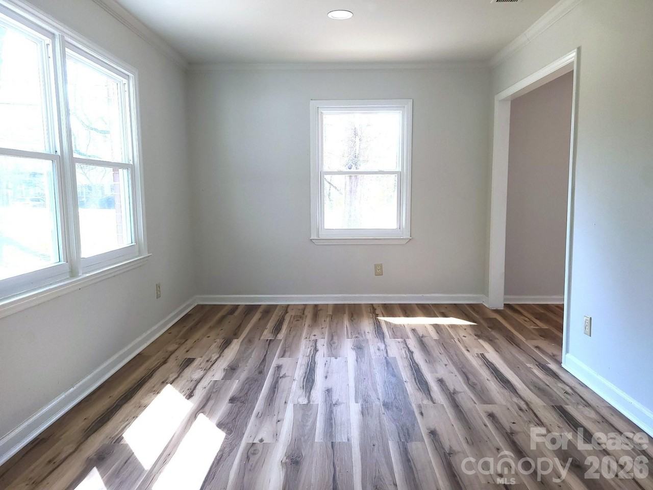 711 E John St - Photo 5 of 14