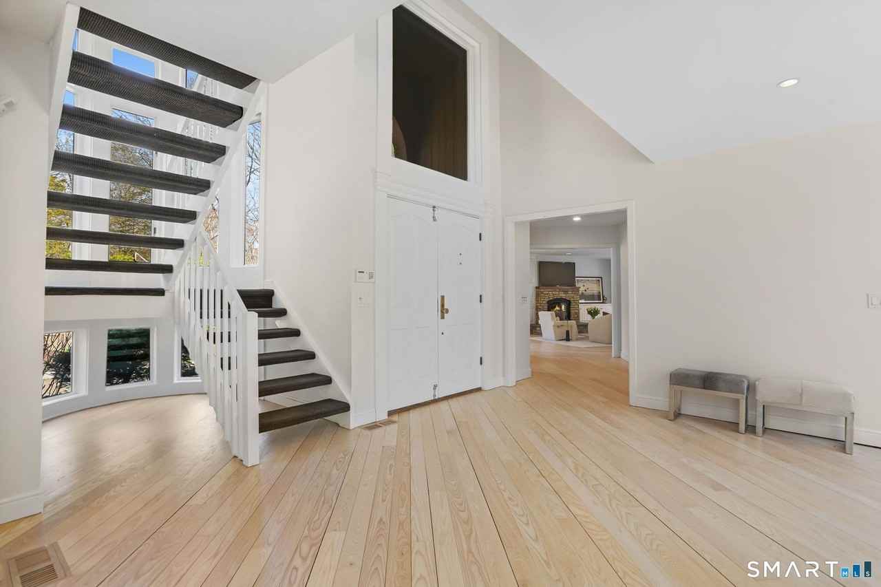 32 Buttonball Ln - Photo 2 of 40