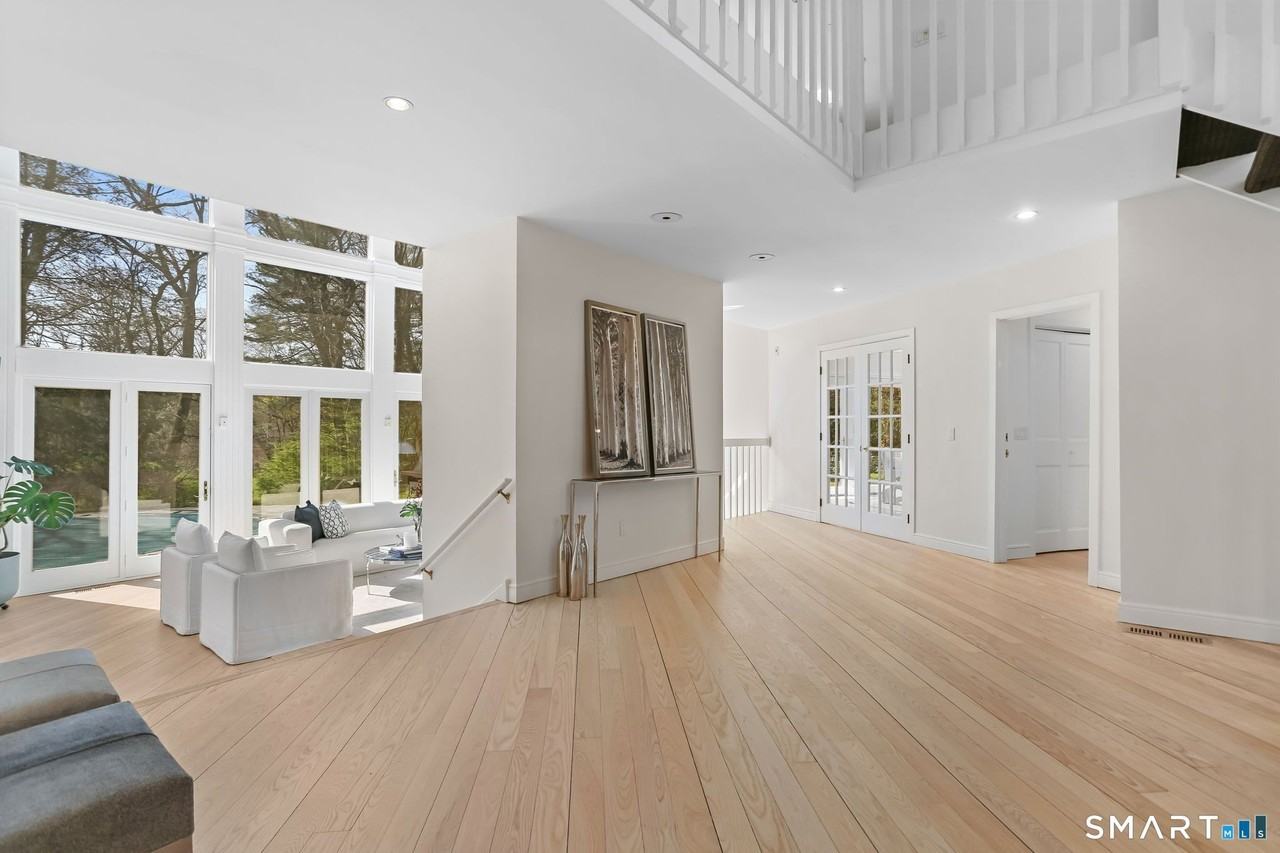 32 Buttonball Ln - Photo 3 of 40