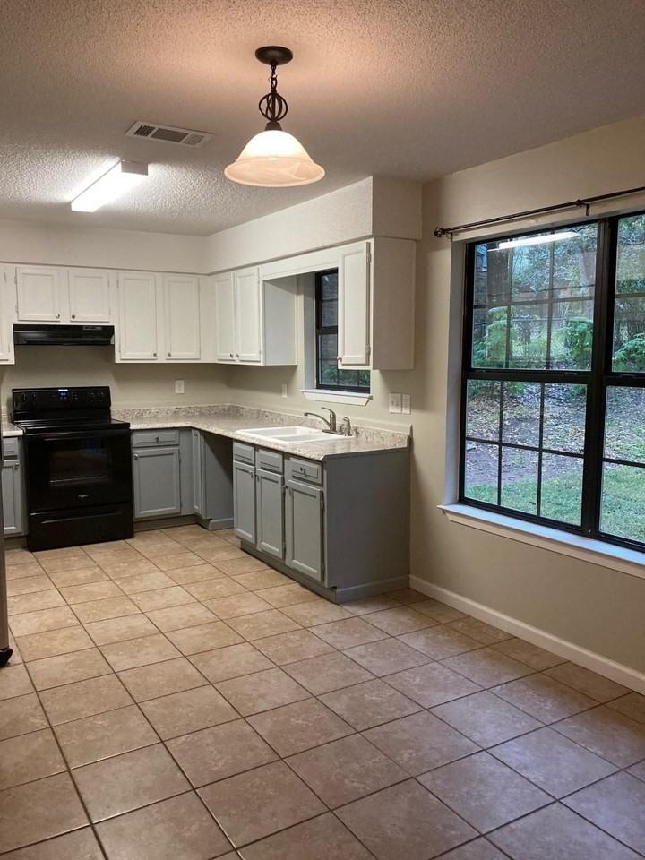 285 Willow Ave - Photo 4 of 10