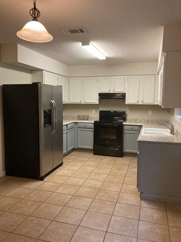 285 Willow Ave - Photo 5 of 10