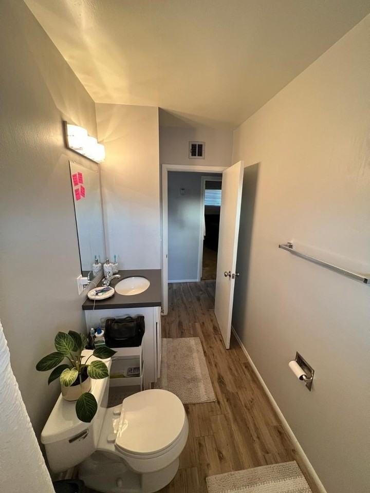 909 E Marlette Ave Apt 3 - Photo 6 of 11
