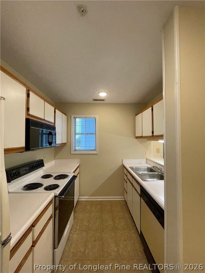 224 Waterdown Dr Apt 1 - Photo 6 of 34
