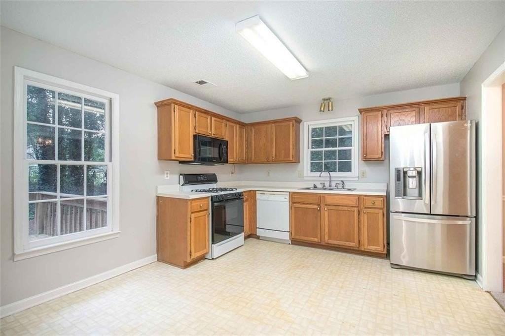 1560 Red Briar Way - Photo 3 of 8