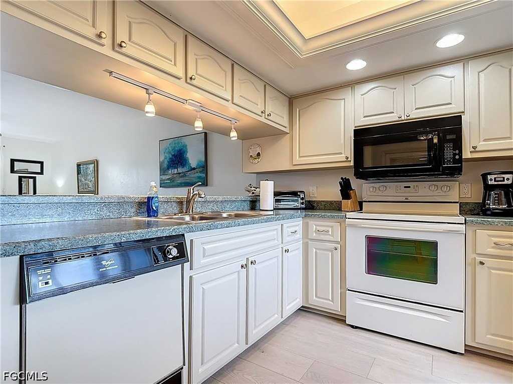 13080 White Marsh Ln #102 - Photo 4 of 34