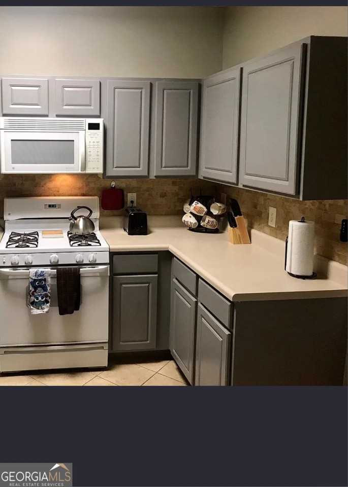 3266 Mill Springs Cir - Photo 3 of 17