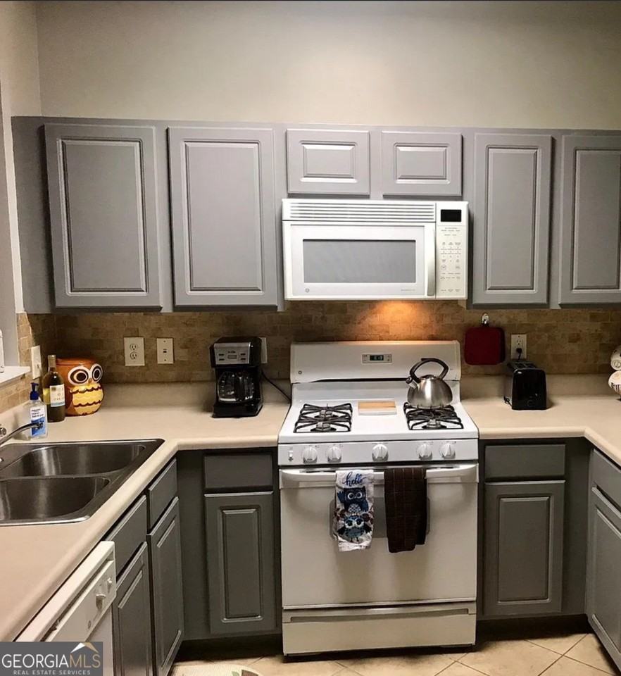 3266 Mill Springs Cir - Photo 4 of 17