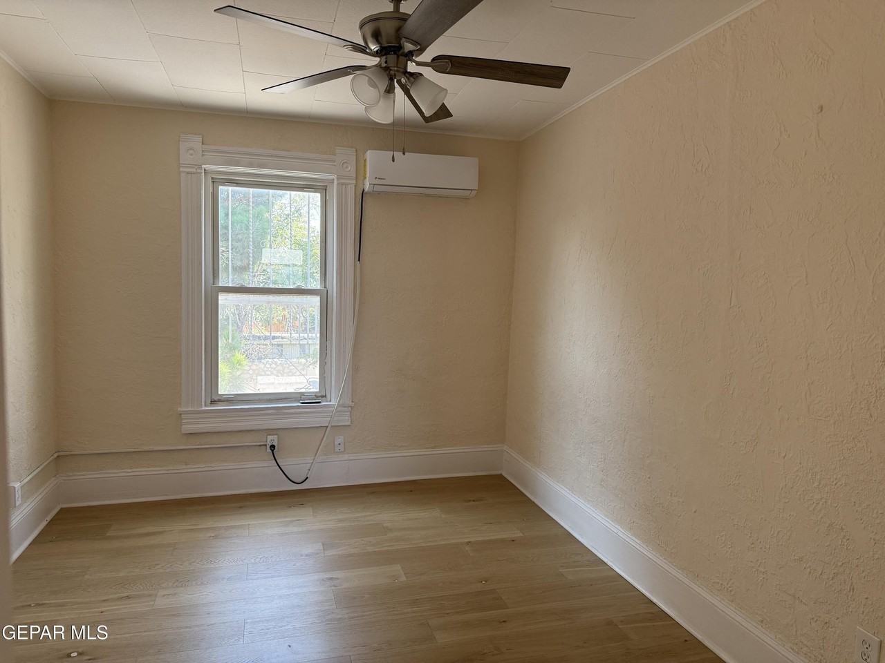 709 N Saint Vrain St #4 - Photo 3 of 20