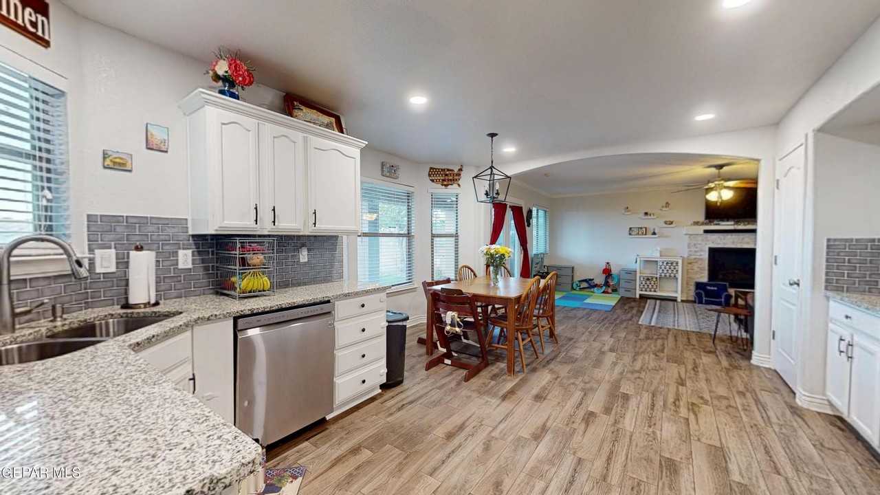 3249 Emerald Point Dr - Photo 7 of 44