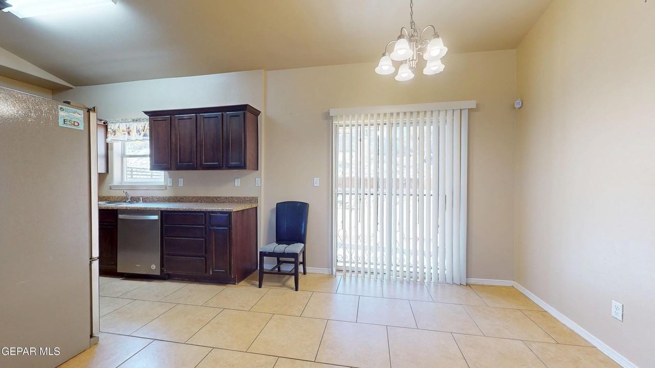 7716 Maple Landing Ct - Photo 6 of 39