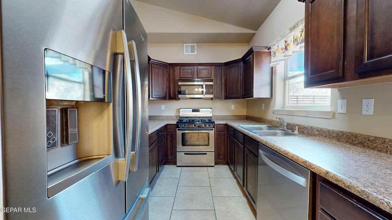 7716 Maple Landing Ct - Photo 7 of 39