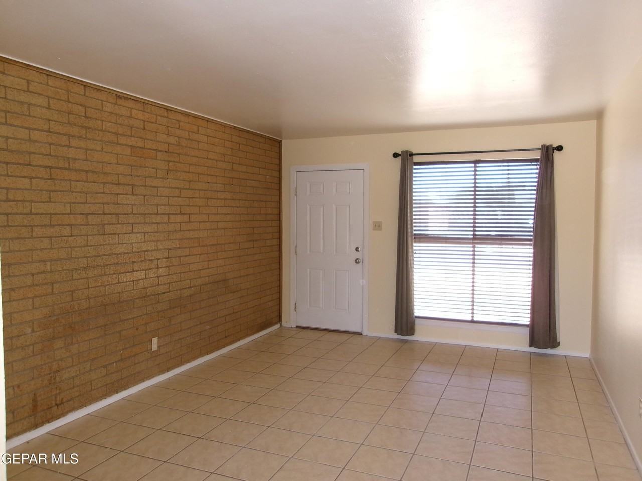 10037 Oakwood Dr - Photo 2 of 14