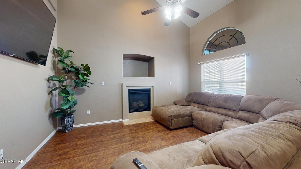 10803 Elise St - Photo 4 of 42