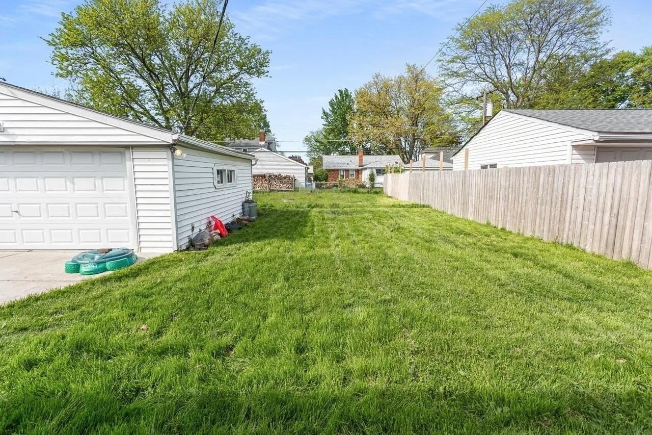 22713 Lanse St - Photo 3 of 19
