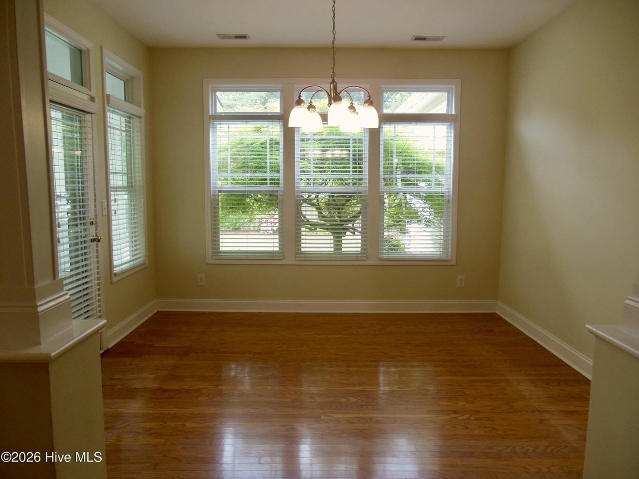 502 Azalea Dr - Photo 6 of 27