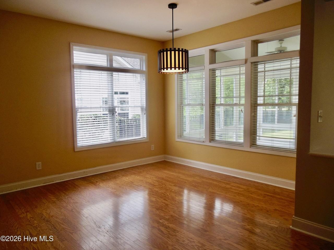 502 Azalea Dr - Photo 7 of 27