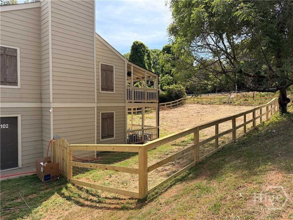 102 Welch Pl - Photo 3 of 8