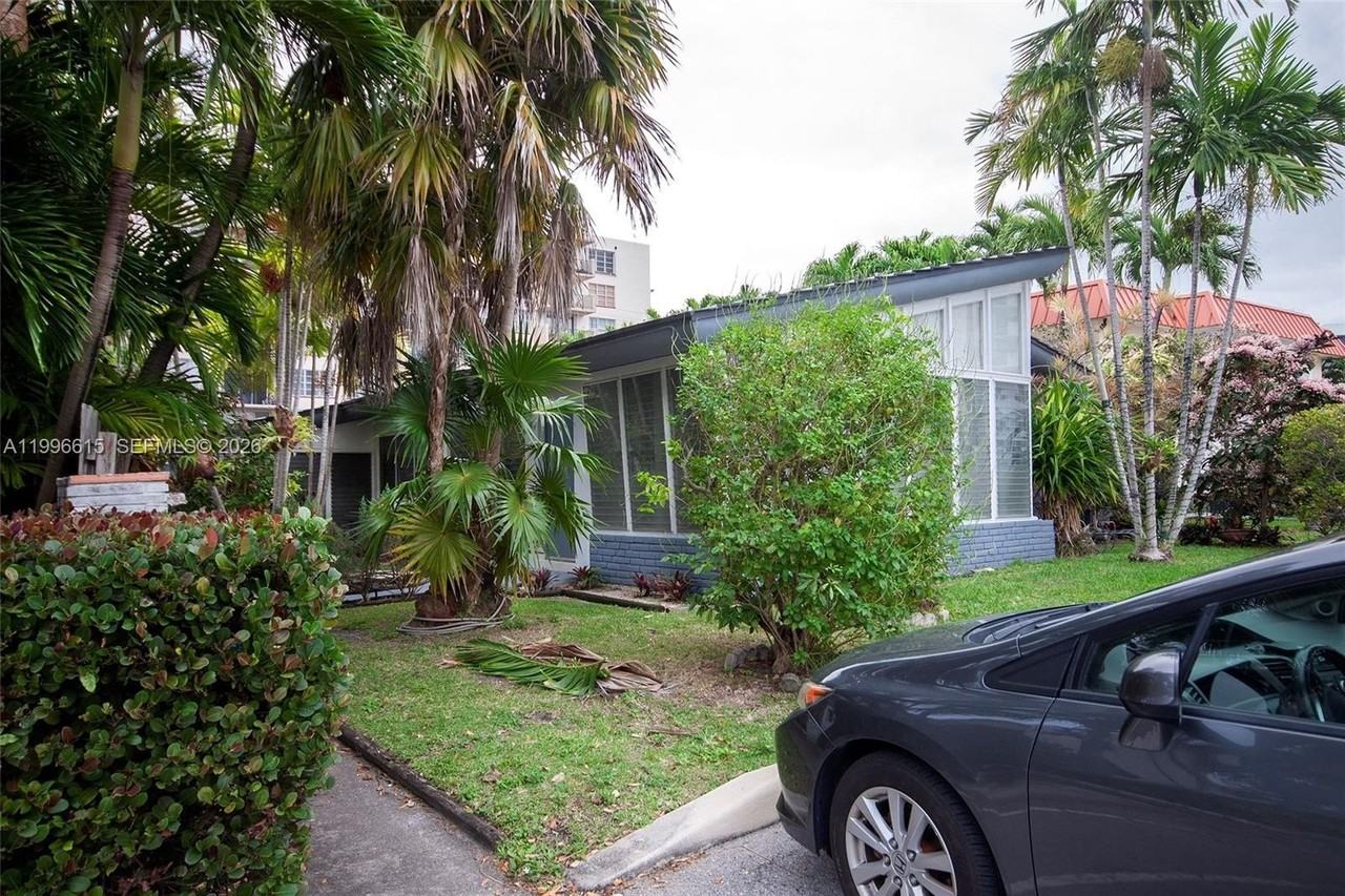 1050 92nd St #4 - Photo 3 of 16