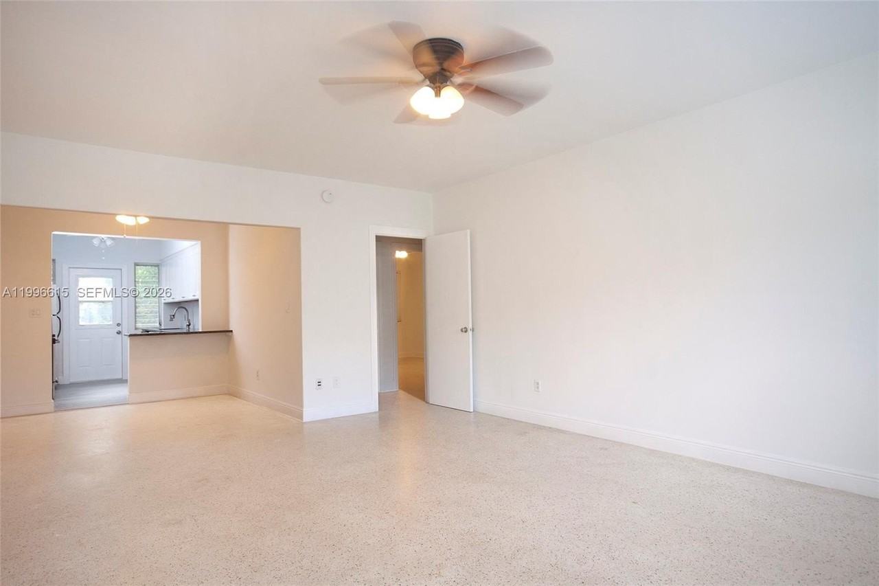 1050 92nd St #4 - Photo 4 of 16