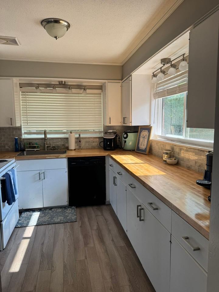 110 Holly Dr - Photo 2 of 16